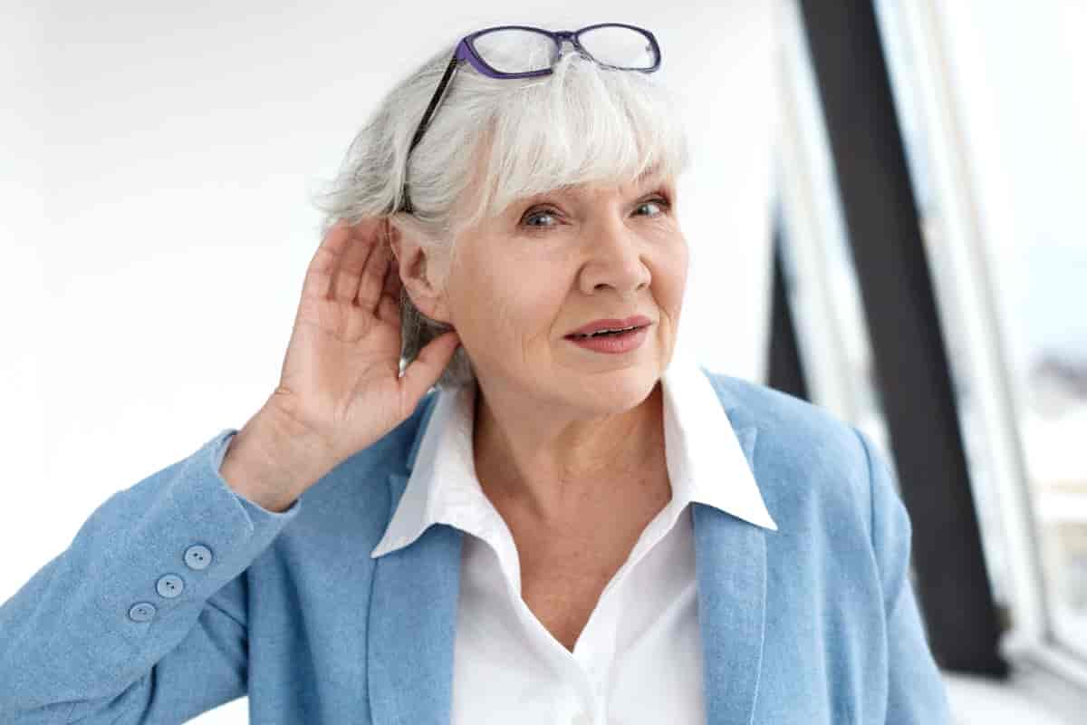 Aparat słuchowy dla seniora – dlaczego warto kupić?