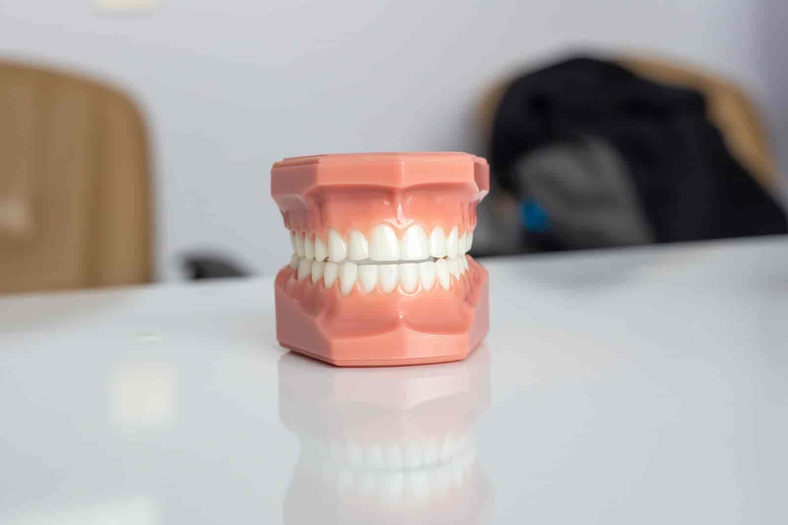 Jakie są przyczyny złamania zębów u seniorów i jakie są sposoby na leczenie
