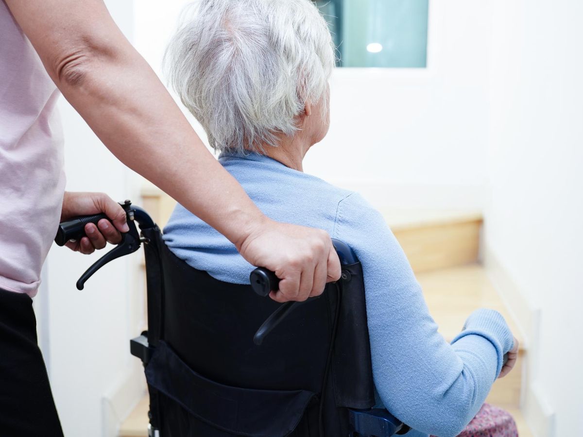 Bezpieczeństwo seniorów podczas opieki nad wnukami – co warto wiedzieć