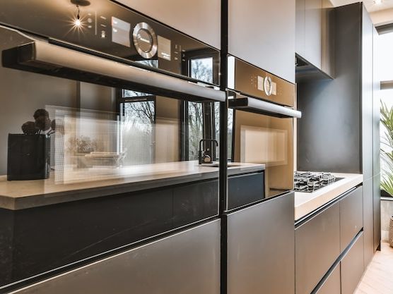 Kuchnie modułowe czy fronty meblowe na wymiar – co wybrać do swojego domu?