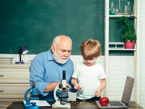 Poradnik dla dziadków: Jak skutecznie wspierać rozwój emocjonalny wnuków